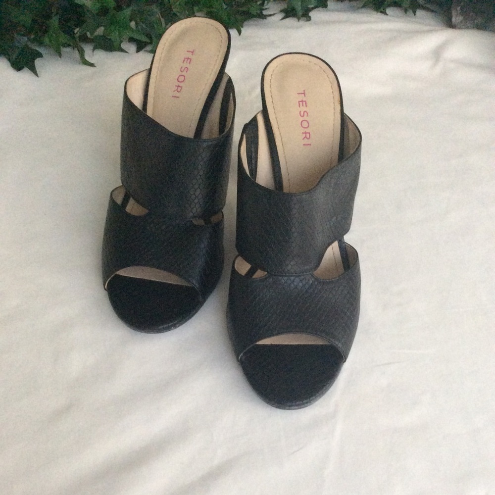 Textured Leather Slides